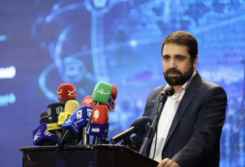 مرد پشت درهای بسته محدودیت اینترنت