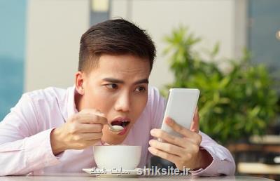 استفاده زیاد از تلفن همراه موجب سندرم گردن پیامكی می شود